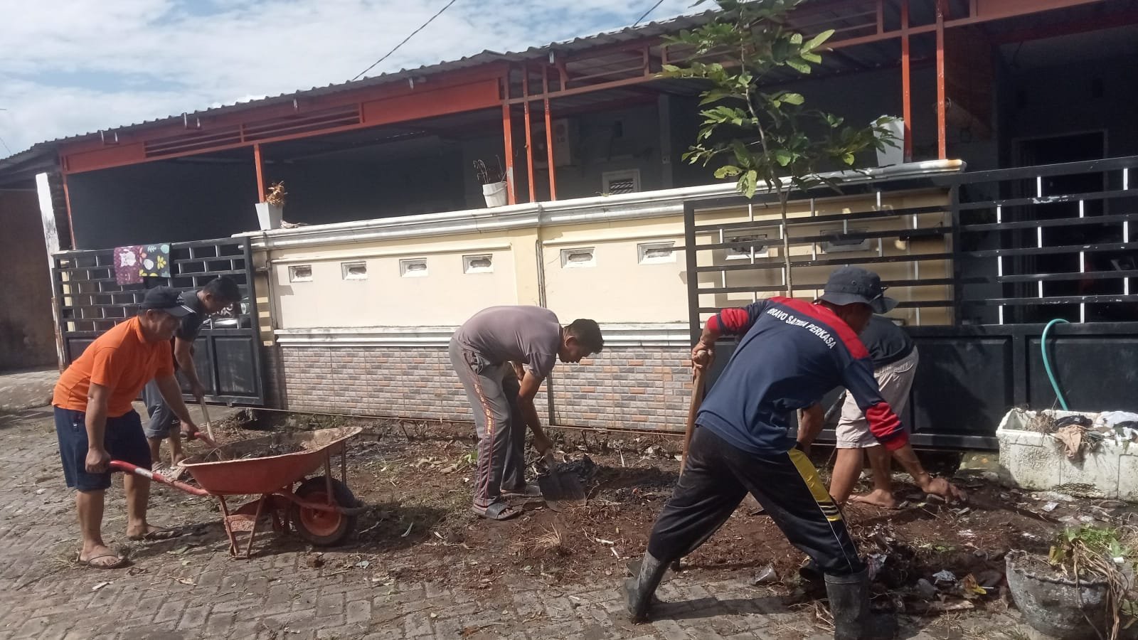 Anggota Polsek Bungoro Bersama Warga Perumahan Griya Purnama Raya Laksanakan Kerja Bakti Bersihkan Lingkungan