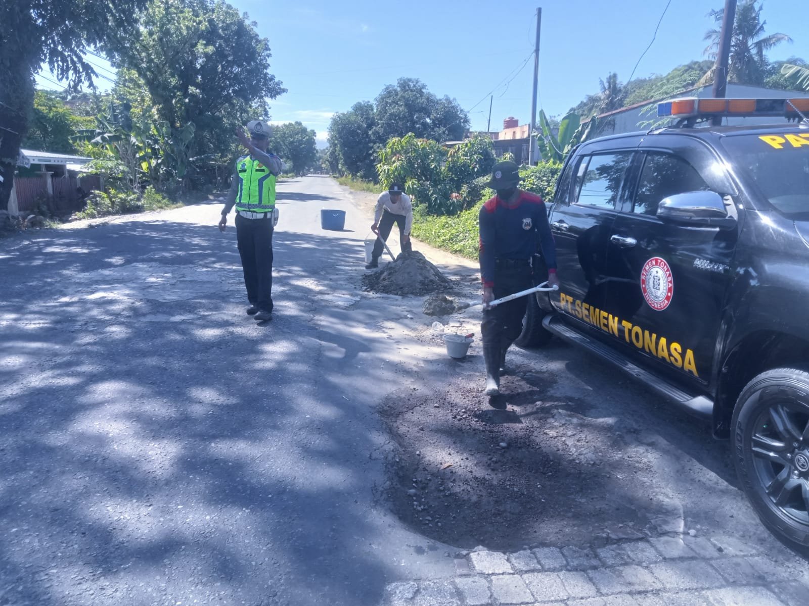 Security PT Semen Tonasa Bersama  Polsek Bungoro Laksanakan Penambalan Jalan Berlubang di Jalan Poros Tonasa