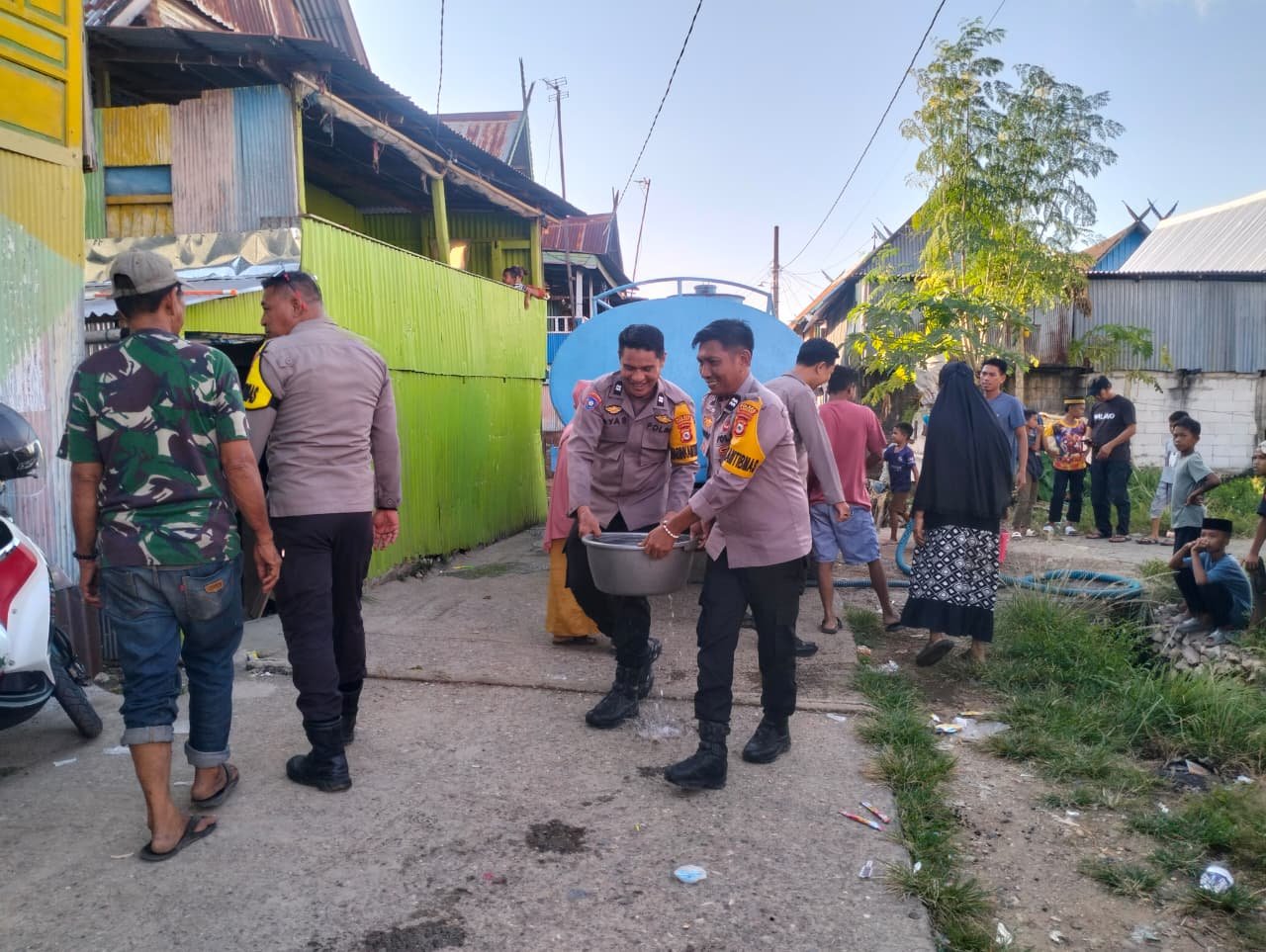 POLSEK BUNGORO SALURKAN AIR BERSIH UNTUK WARGA DI DAERAH TERPENCIL DALAM RANGKA HUT BHAYANGKARA KE-80