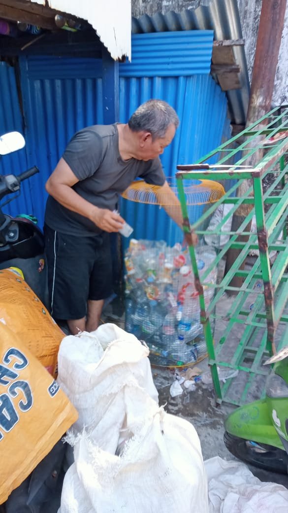 Dukung Program Wali Kota Makassar, Ketua RT di Barayya Ajak Warga Pilah Sampah dari Sampah kering dan sampah basah.