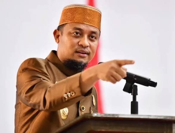 Viral Tanam Pohon Pisang di Jalan Rusak, Gubernur Sul-Sel Luruskan Pernyataan : Bukan Abaikan, Tapi Agar Proyek Tidak Terhambat