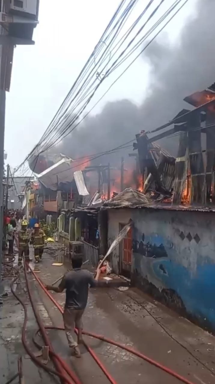 Si Jago Merah Lalap 16 Rumah di Kaluku Bodoa Makassar, Warga Kehilangan Tempat Tinggal
