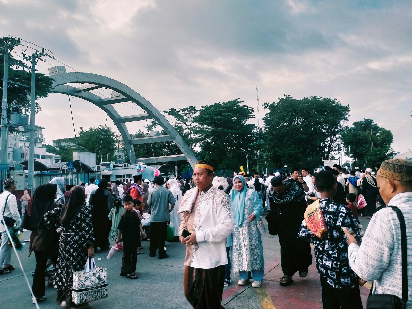 RIBUAN WARGA LAKSANAKAN SALAT IDUL FITRI 1447 H DENGAN KHIDMAT DI PELABUHAN SUKARNO HATTA.