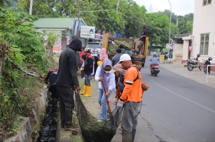 Jaga Kebersihan Lingkungan, DLH Kabupaten Wajo Gelar Aksi Pembersihan Drainase di Jalan Pahlawan