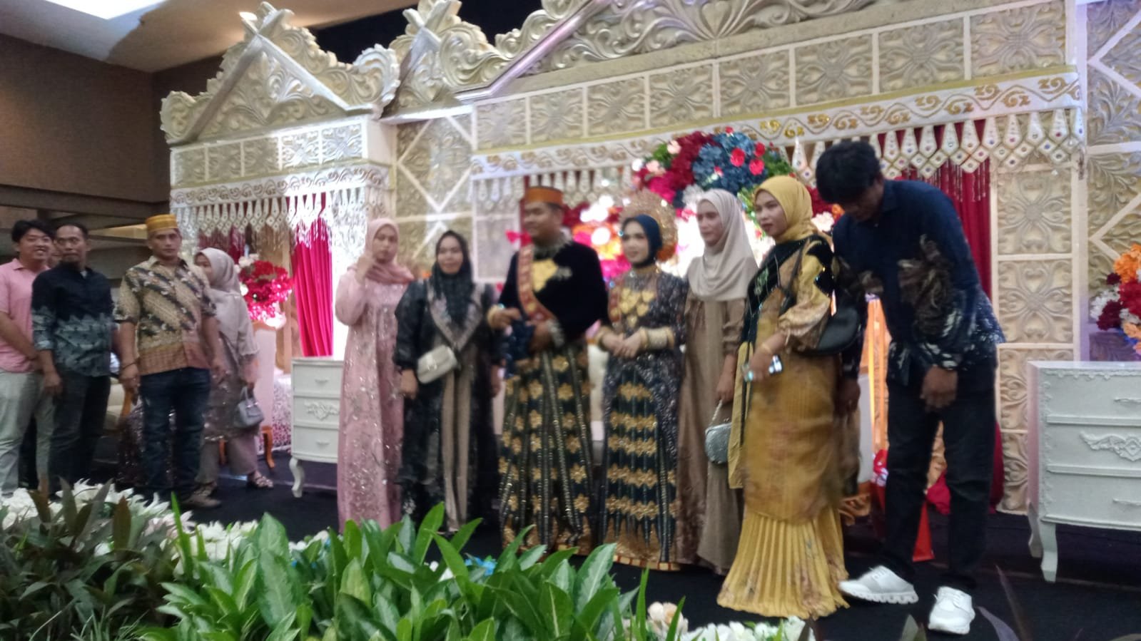 * Hikmatul Inna & Asnul Resmi Naik Pelaminan Respsik Meriah di Menara Bosowa Makassar *