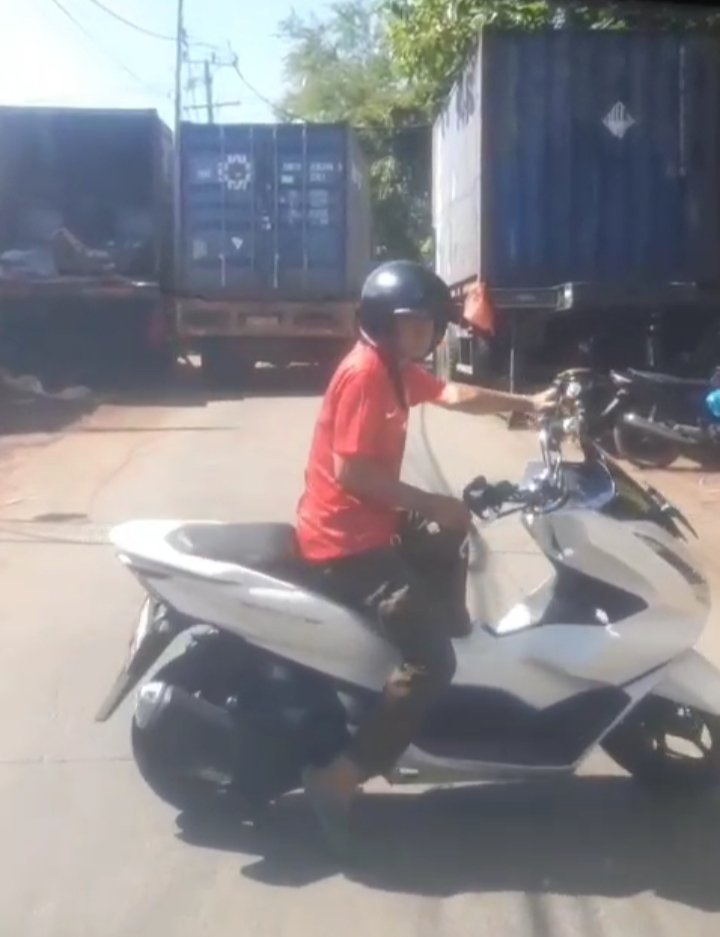 TRUK KONTAINER HALANGI AKSES JALAN, PENGENDARA KELUHKAN KEMACETAN DI KALUKU BODOA