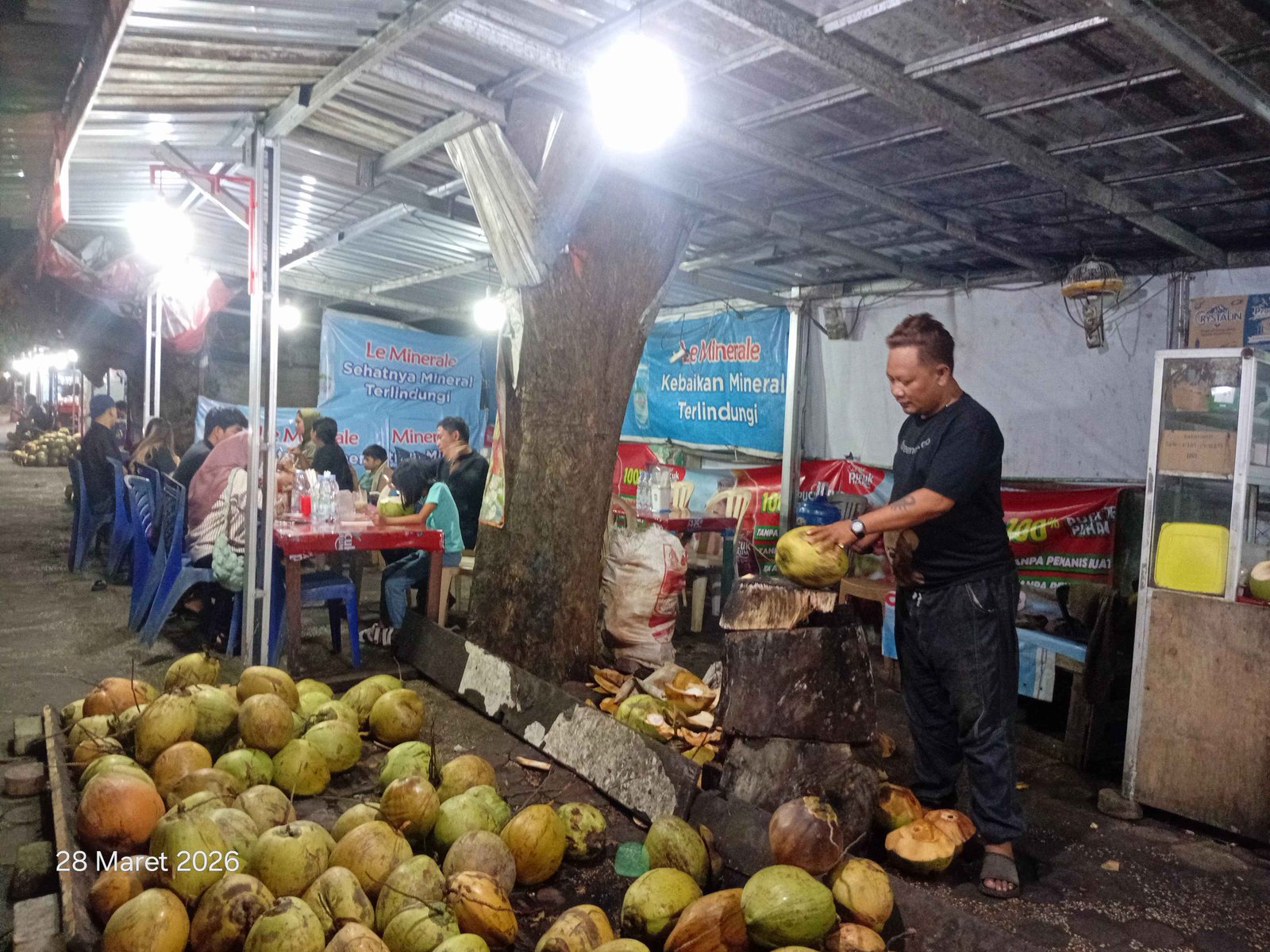 Kelapa Muda & Es Buah Depan Rotterdam,Warisan Puluhan Tahun Tetap Jadi Favorit Masyarakat Makassar