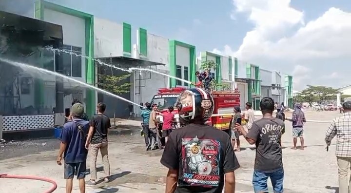 Kebakaran Hebat Melanda Gudang Minyak Nilam di Kawasan KIMA/Tallasa City Makassar