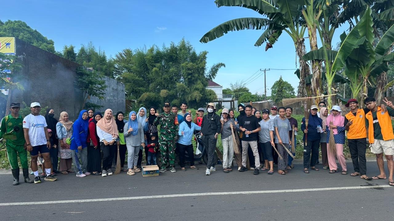 PJ Kepala Desa Timbuseng, Babinsa, Binmas, Kepala Dusun Tamalate & RT/RW Gotong Royong Bersihkan Jalan Desa