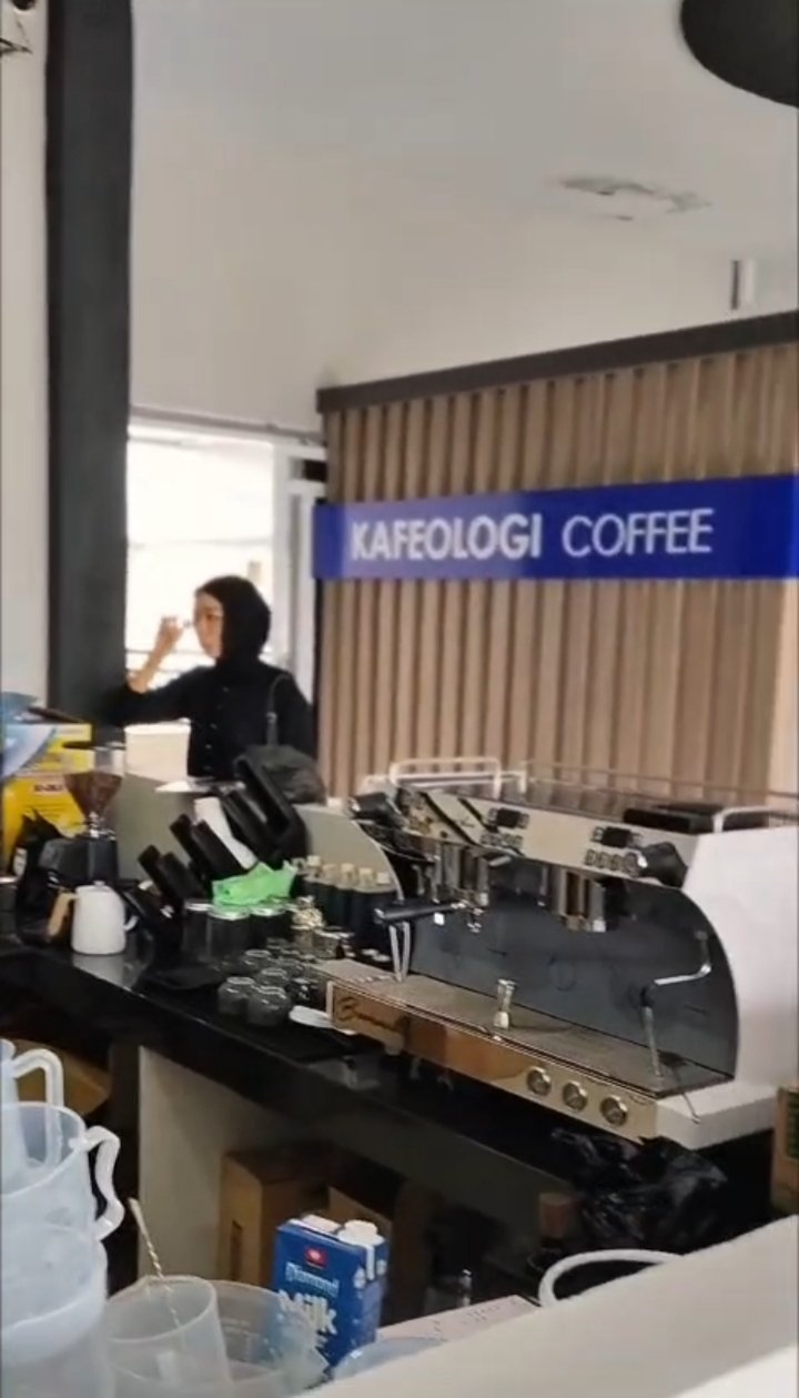 Kafeologi Coffee Kota Bone Hadirkan Ruang Nongkrong Modern dan Nyaman Bagi Masyarakat