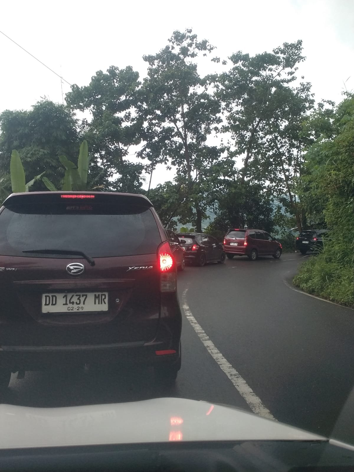 Jalur Menuju Wisata Malino Di Tinggimoncong Padat,Antrian Kendaraan Menggular Di Tikungan