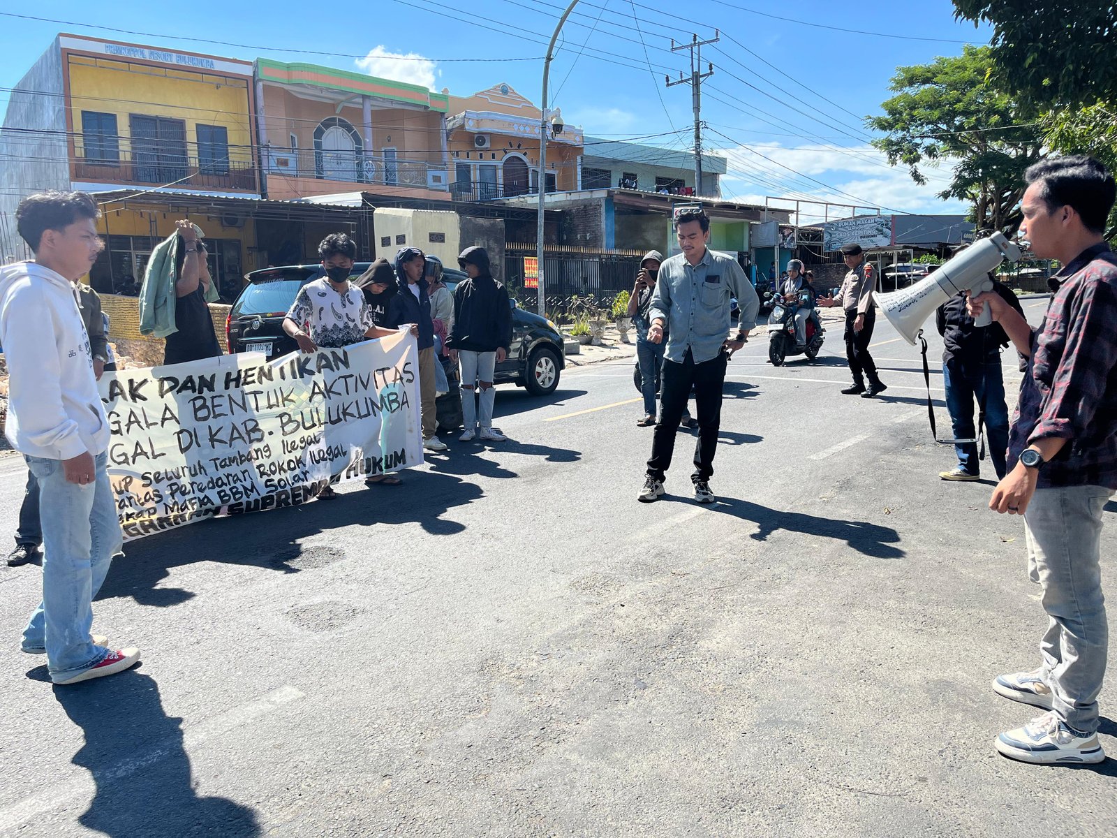 Soroti maraknya dugaan Tambang Ilegal, Peredaran BBM Dan Rokok Ilegal, Maritim Muda Cabang Bulukumba Demo Polres Bulukumba.