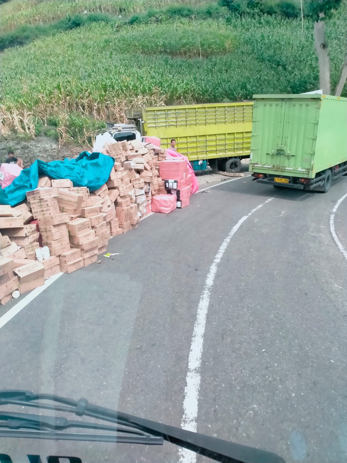 Truck ekspedisi Terbaik, Arus Lalu Lintas di Jalan Poros Leppangeng Wantampone Macet Panjang
