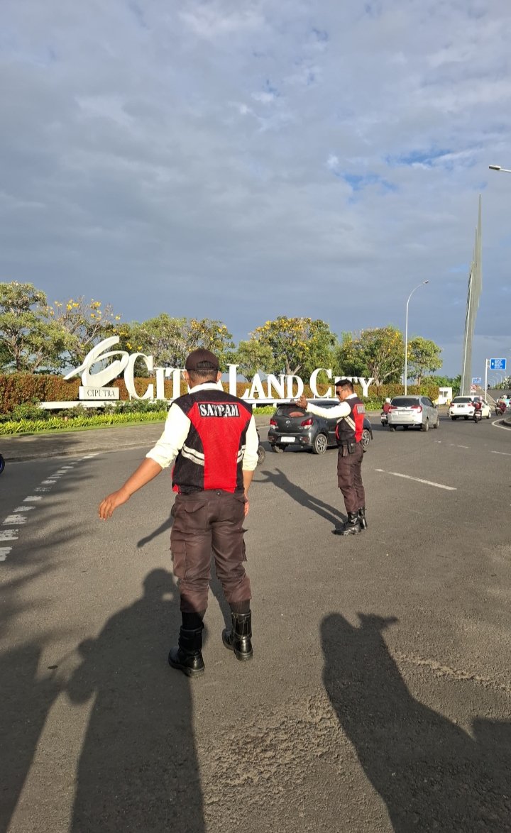 Petugas Security Kawasan CPI Rutin Laksanakan Pengaturan Lalu Lintas Demi Kelancaran Pengguna Jalan