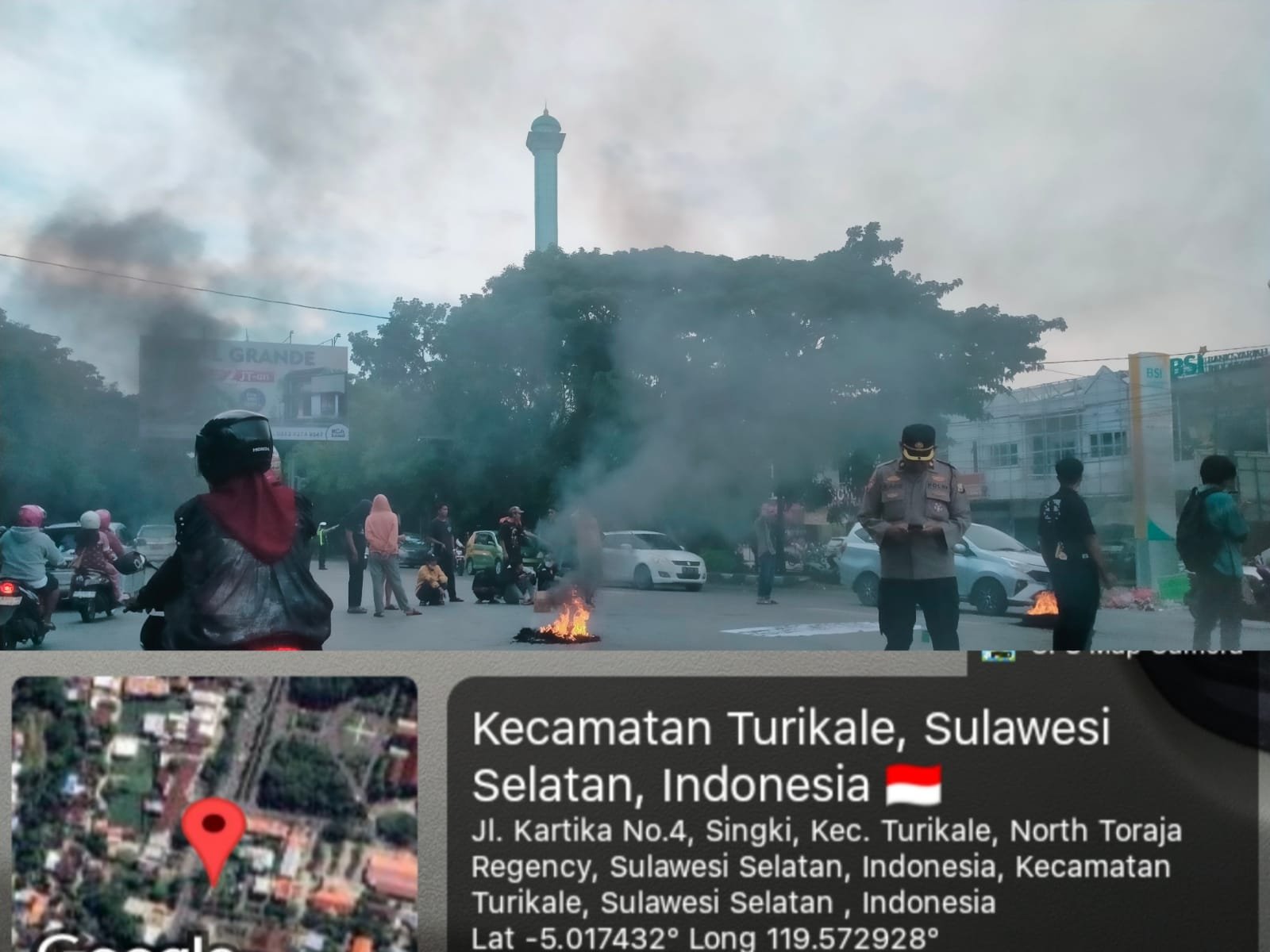 Mahasiswa Gelar Aksi Demonstrasi Di Perempatan Lampu Merah Turikale