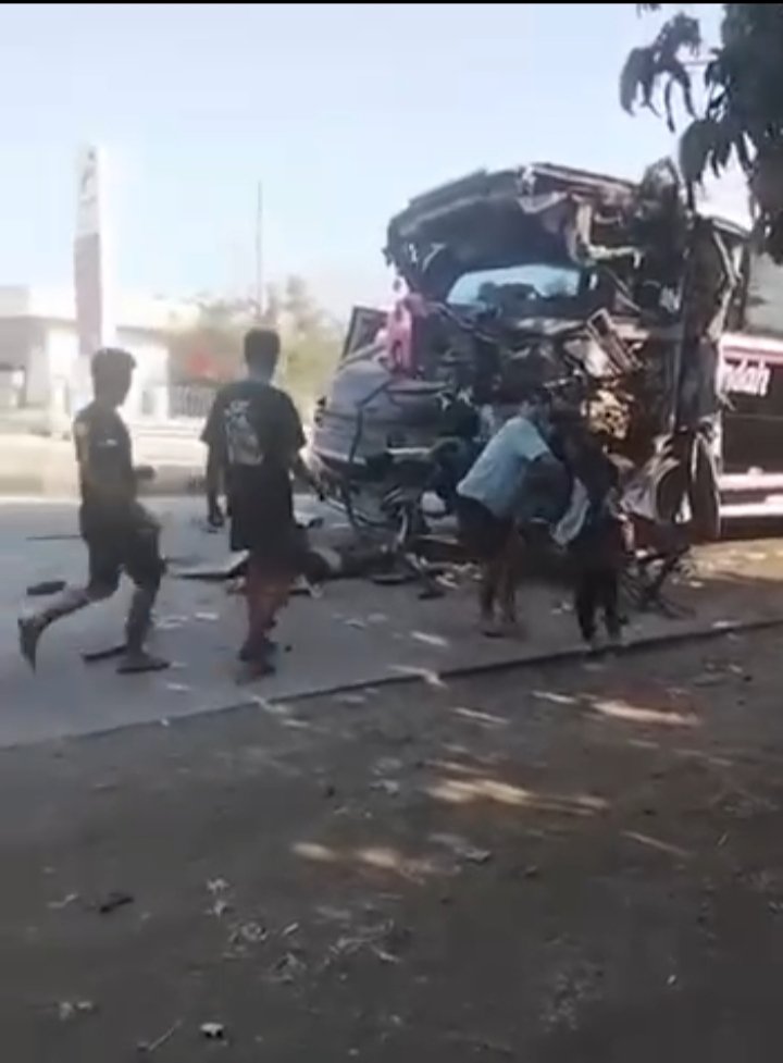 BUS ALAM INDAH TABRAK DUMP TRUCK DI BARRU, EMPAT PENUMPANG LUKA-LUKA