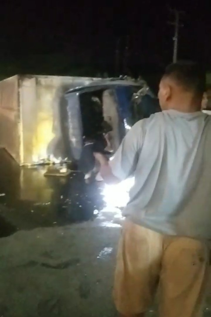 Mobil Boks Alami Kecelakaan Tunggal di Jalan Poros Maros, Sopir Diduga Mengantuk
